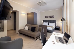 Studio | In-room safe, laptop workspace, blackout drapes, soundproofing - CHC Business Residence (Genoa)