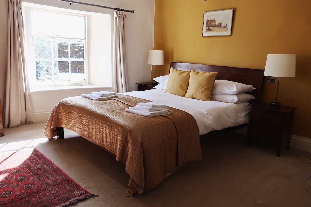 Habitación doble superior, 1 cama King size | 1 habitación, tabla de planchar con plancha, wifi gratis y ropa de cama