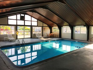 Een binnenzwembad, open van 14.00 uur tot 21.30 uur, en ligstoelen