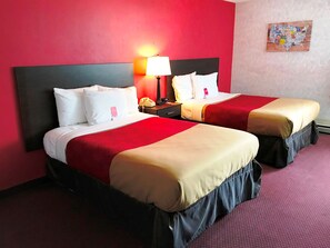 โต๊ะทำงาน, ผ้าม่านกันแสง, ห้องเก็บเสียง, เตารีด/โต๊ะรีดผ้า