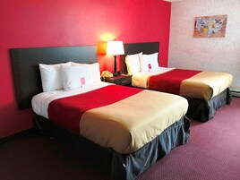 Escrivaninha, cortinas blackout, quartos à prova de som