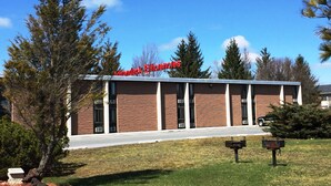 Un bâtiment sur lequel on peut lire l’inscription suivante : « Adirondack Efficiencies ».