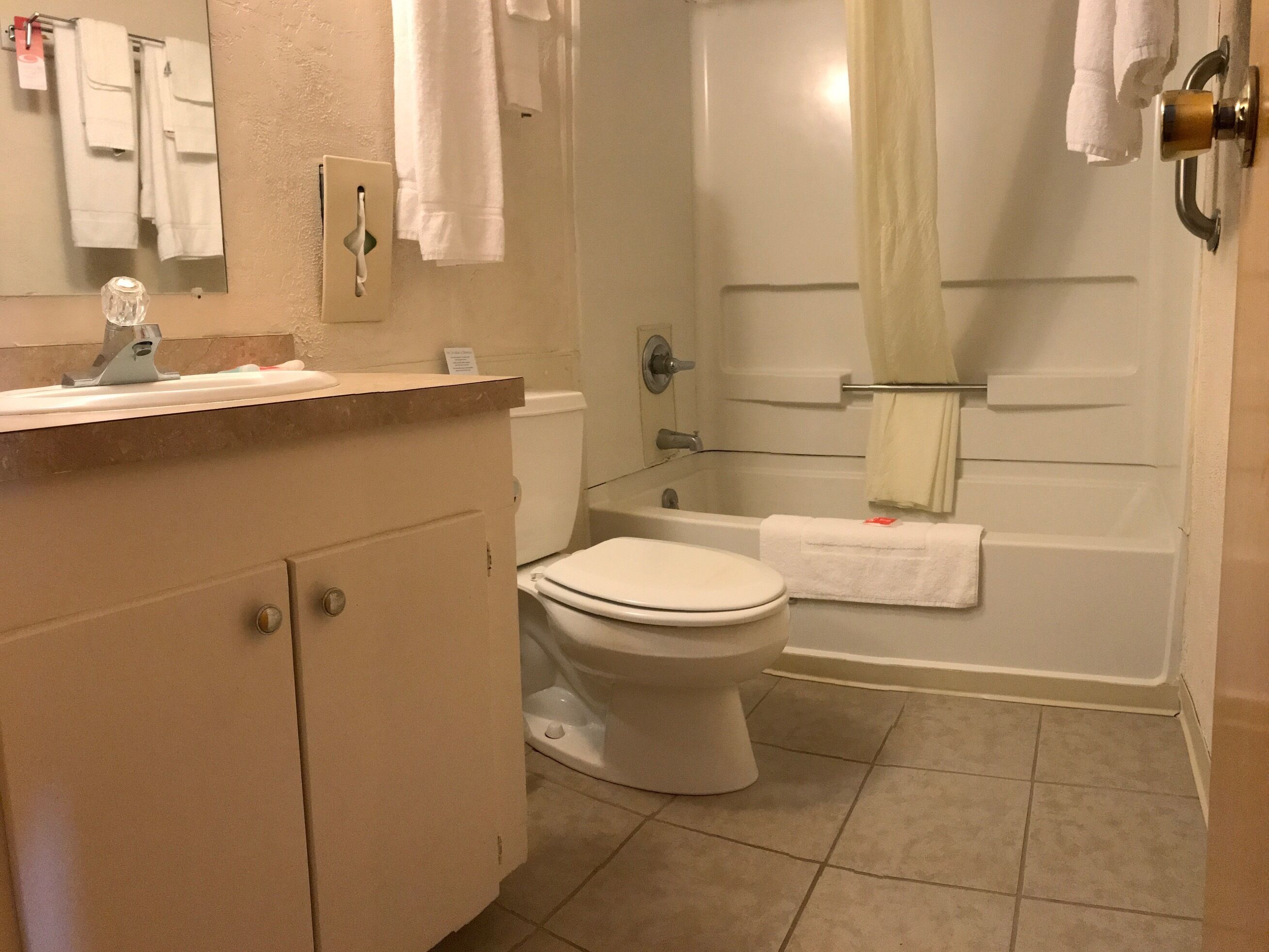Un baño con inodoro, lavamanos y bañera.