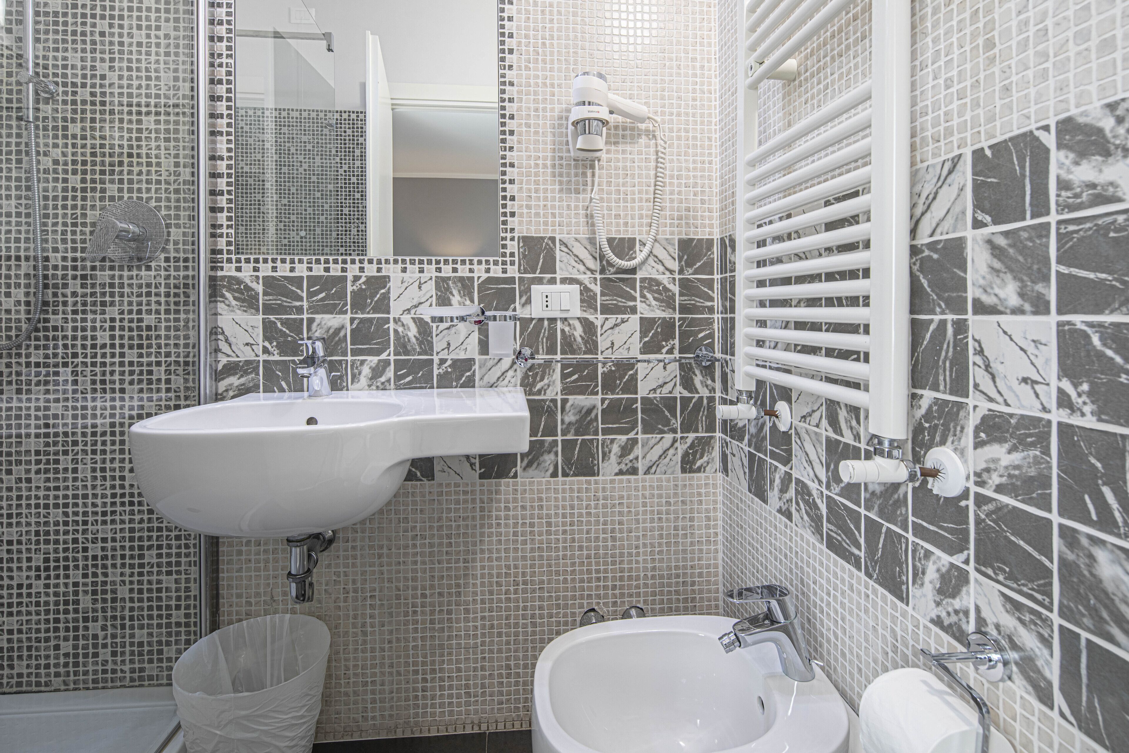 Dusj, regndusjhode, toalettartikler (inkludert) og hårføner