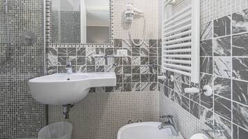 Dusj, regndusjhode, toalettartikler (inkludert) og hårføner