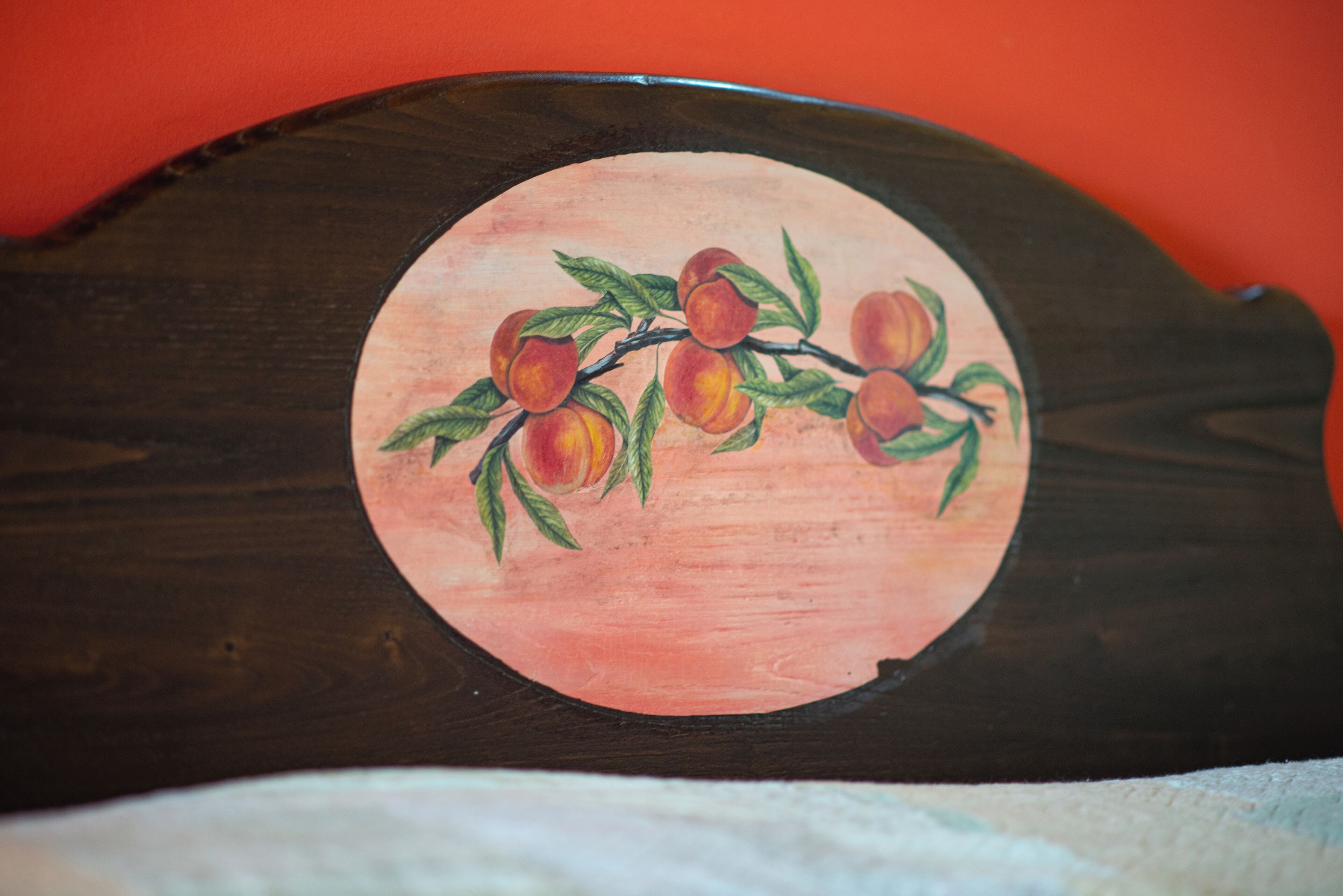Superficie de madera con una rama de melocotonero pintada.