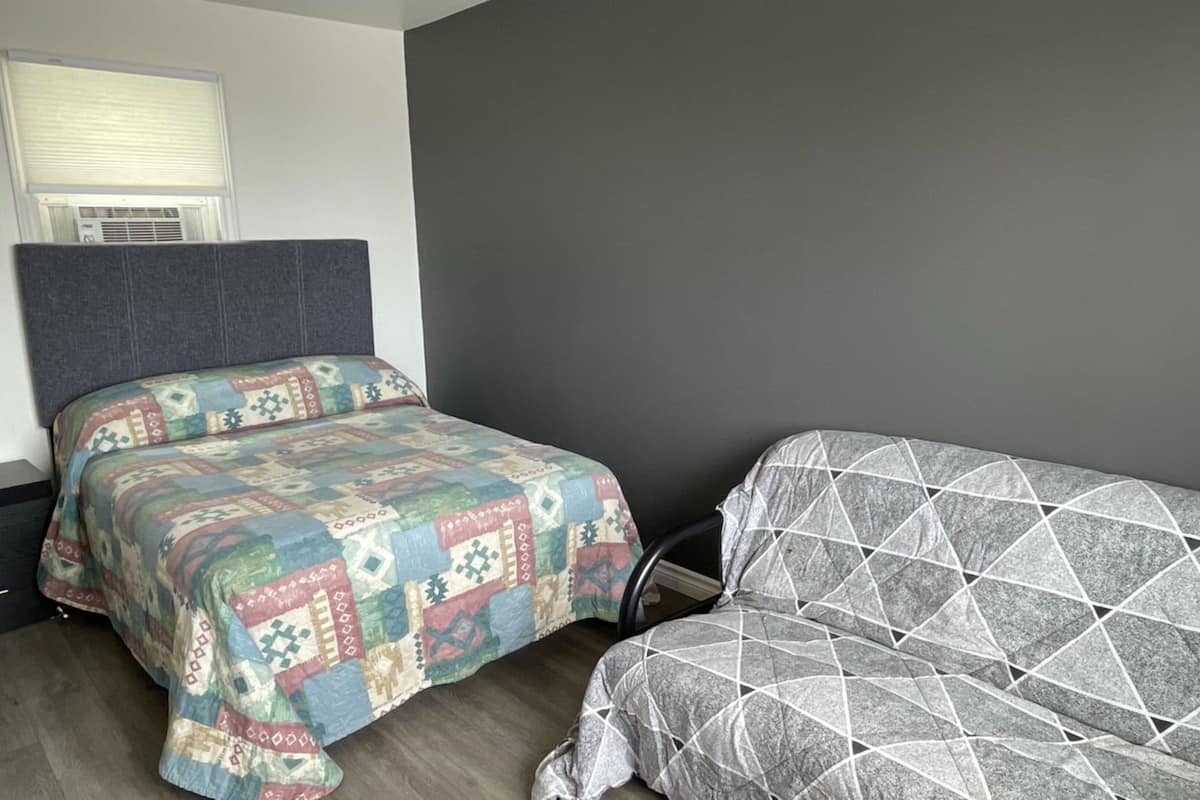 Escritorio, tabla de planchar con plancha, wifi gratis y ropa de cama