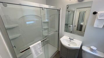 Standard Room | Bathroom | Combined shower/tub, free toiletries, hair dryer