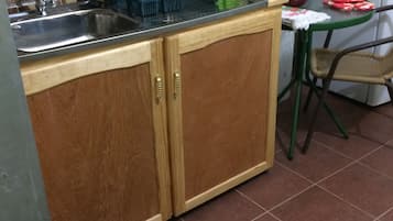 Jean Apartment | Cocina privada | Frigorífico, microondas y placa de cocina