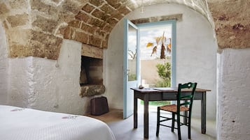 Suite, Garden Area (Palombara) | Peralatan tempat tidur premium, item bar mini percuma