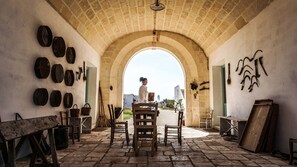 Petit déjeuner et déjeuner servis sur place, spécialités Cuisine locale