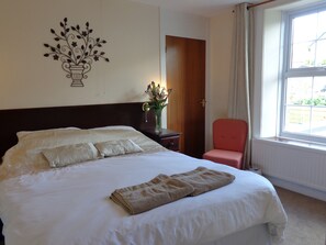 Habitación doble, baño en la habitación | Wifi gratis y ropa de cama
