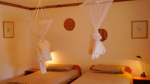 2 bedrooms, premium bedding, in-room safe, iron/ironing board - Beyer Self Catering (Grootfontein)