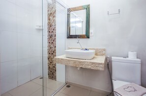 Superior Quadruple Room | Bathroom | Shower, towels, toilet paper - Eco Encanto Pousada (Ubatuba)