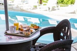 Free daily buffet breakfast