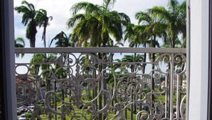 Unclassified image, 5 of 30, button - Hôtel des Palmistes (Cayenne)