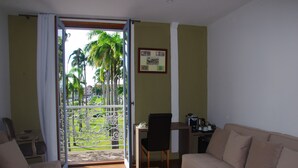 Unclassified image, 2 of 30, button - Hôtel des Palmistes (Cayenne)