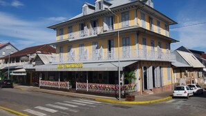 Unclassified image, 3 of 30, button - Hôtel des Palmistes (Cayenne)