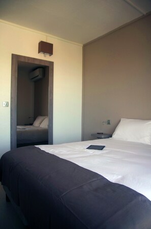 Classic Double Room, 1 Bedroom | Premium bedding, minibar, in-room safe, desk - Hôtel des Amandiers (Cayenne)