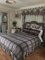 Casa de campo lua de mel, 1 cama Queen, acessível, banheira de hidromassagem | Escrivaninha, ferros/tábuas de passar roupa