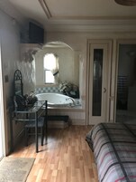 蜜月村舍, 1 张大床, 无障碍, 按摩浴缸 | 浴室 | 独立的浴缸和淋浴、按摩浴缸