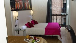 Twin Room | In-room safe, desk, WiFi (free) - Hostal Olmedo (Madrid)