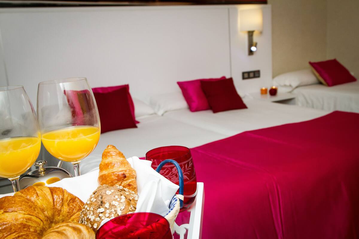 Double Room (+ 2 Extra Beds) | In-room safe, desk, WiFi (free)