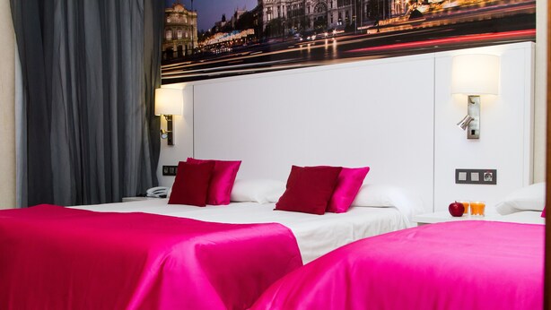 In-room safe, desk, WiFi (free) - Hostal Olmedo (Madrid)