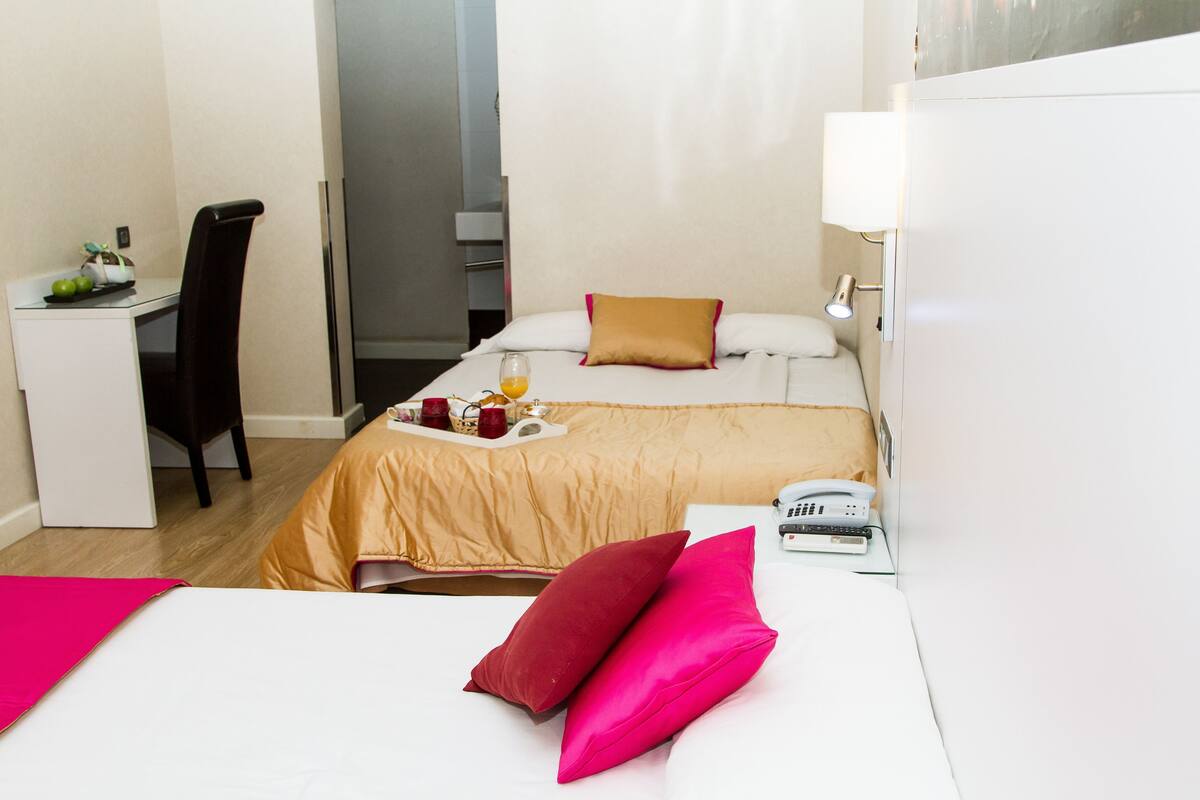 Twin Room | In-room safe, desk, WiFi (free)