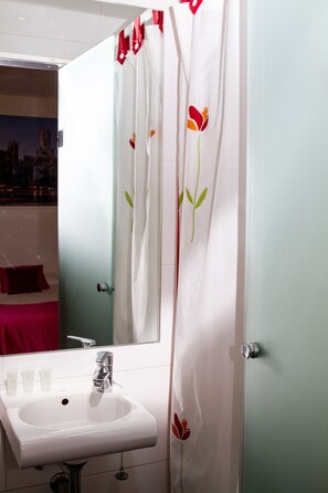 淋浴设施、免费洗浴用品、吹风机、毛巾