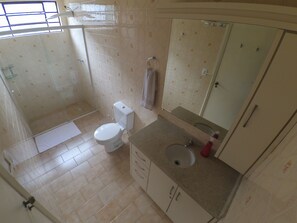 Quadruple Room, Non Smoking, Private Bathroom | Bathroom | Shower, towels - Curitiba Casa Hostel (Curitiba)