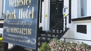 Naamplaatje voor het Wellesley Park Hotel met contactgegevens en adres.