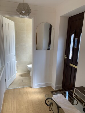Comfort Bungalow, Private Bathroom (Self-contained No 1) | Lobby - Woodpaddock B&B (March)