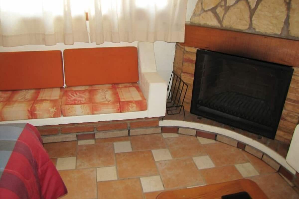 Televisión y chimenea