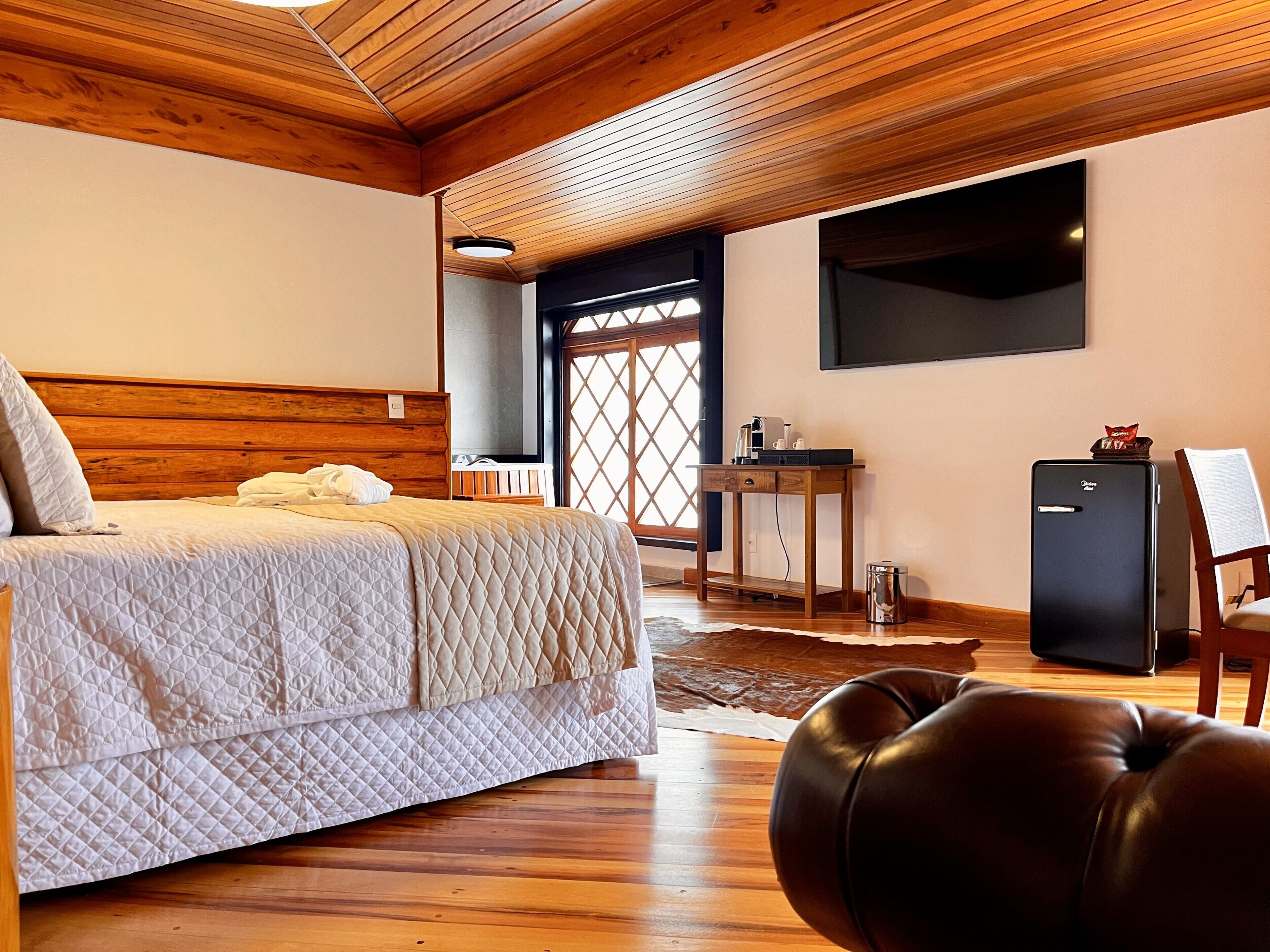 Deluxe Suite | Hypo-allergenic bedding, minibar, soundproofing, iron/ironing board