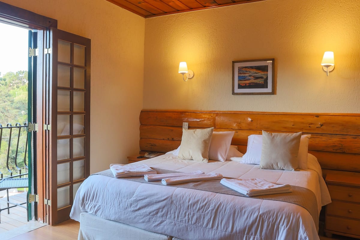 deluxe room, balcony | hypo-allergenic bedding, minibar, desk, soundproofing