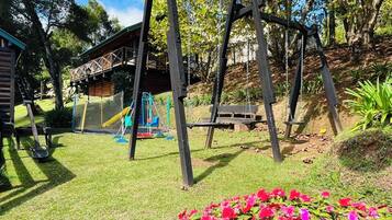 Zona de juegos infantil al aire libre