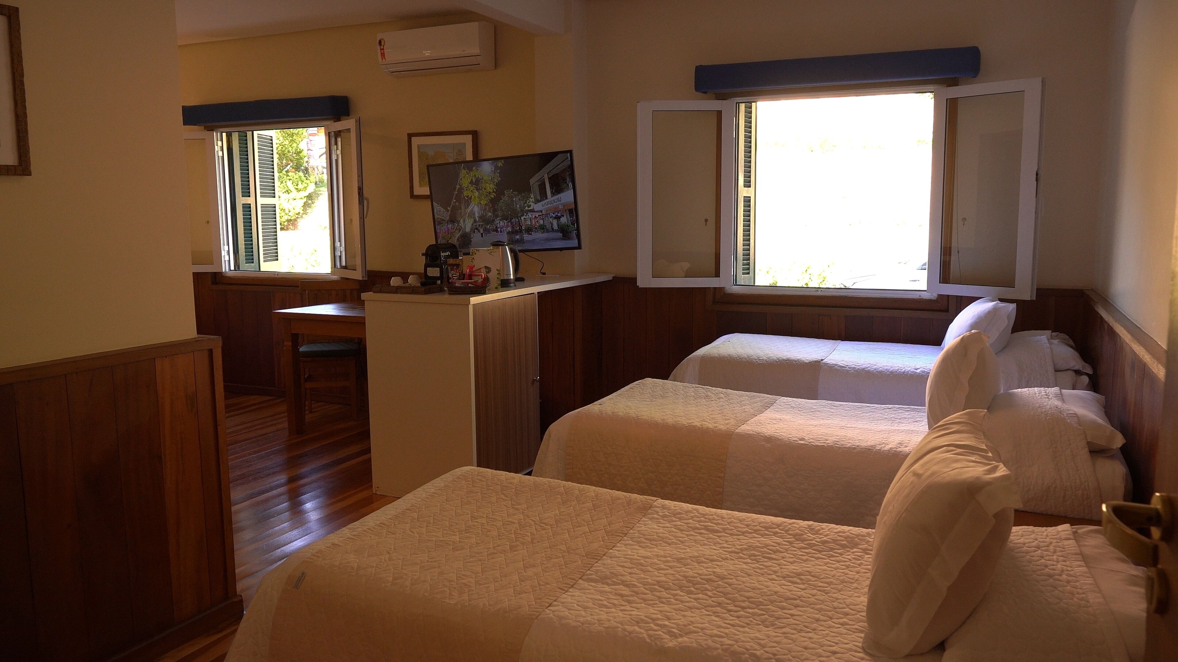 Room | Hypo-allergenic bedding, minibar, soundproofing, iron/ironing board