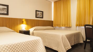 客房, 2 張單人床 | 迷你吧、房內夾萬、書桌、免費 Wi-Fi