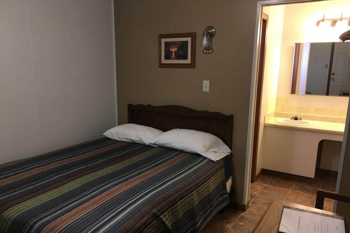 Laptop workspace, free WiFi, bed sheets