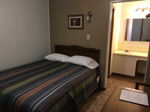 Espacio para trabajar con laptop, wifi gratis y ropa de cama