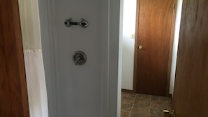 Una puerta cerrada con cerradura y picaporte.