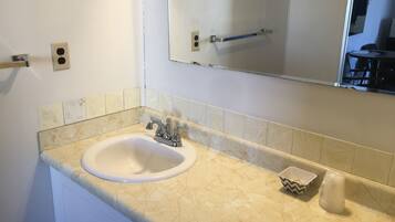 Single Room, 1 Bedroom | Bathroom | Shower, free toiletries, towels