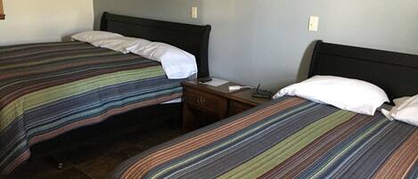 Habitació triple familiar | Espai de treball apte per a portàtils, wifi gratuïta i roba de llit