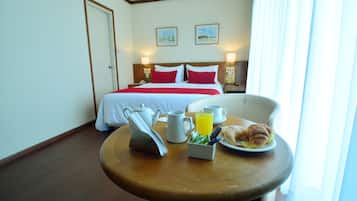 Minibar, coffres-forts dans les chambres, bureau, lits bébé (gratuits)
