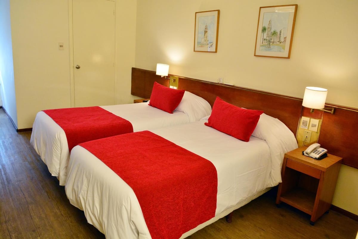 Een minibar, een kluis op de kamer, een bureau, gratis babybedden