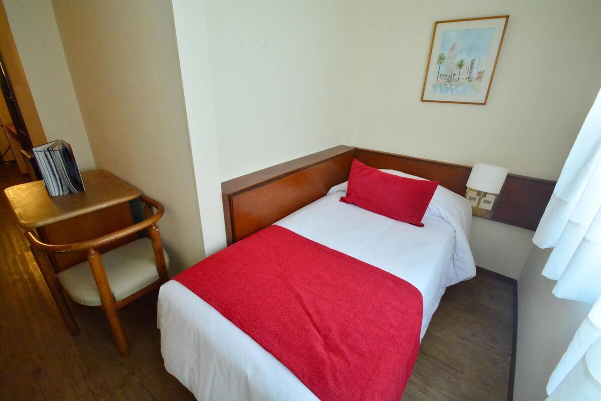 Minibar, in-room safe, desk, cribs (free)