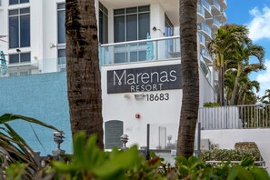 Letrero del Marenas Resort con el número 18683.