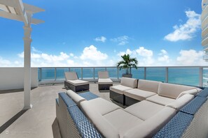 Superior-Penthouse, 2 Schlafzimmer, Terrasse, Meerblick | Terrasse/Patio