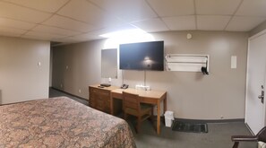 Habitación, 1 cama Queen size | Escritorio, tabla de planchar con plancha, wifi gratis y ropa de cama 
